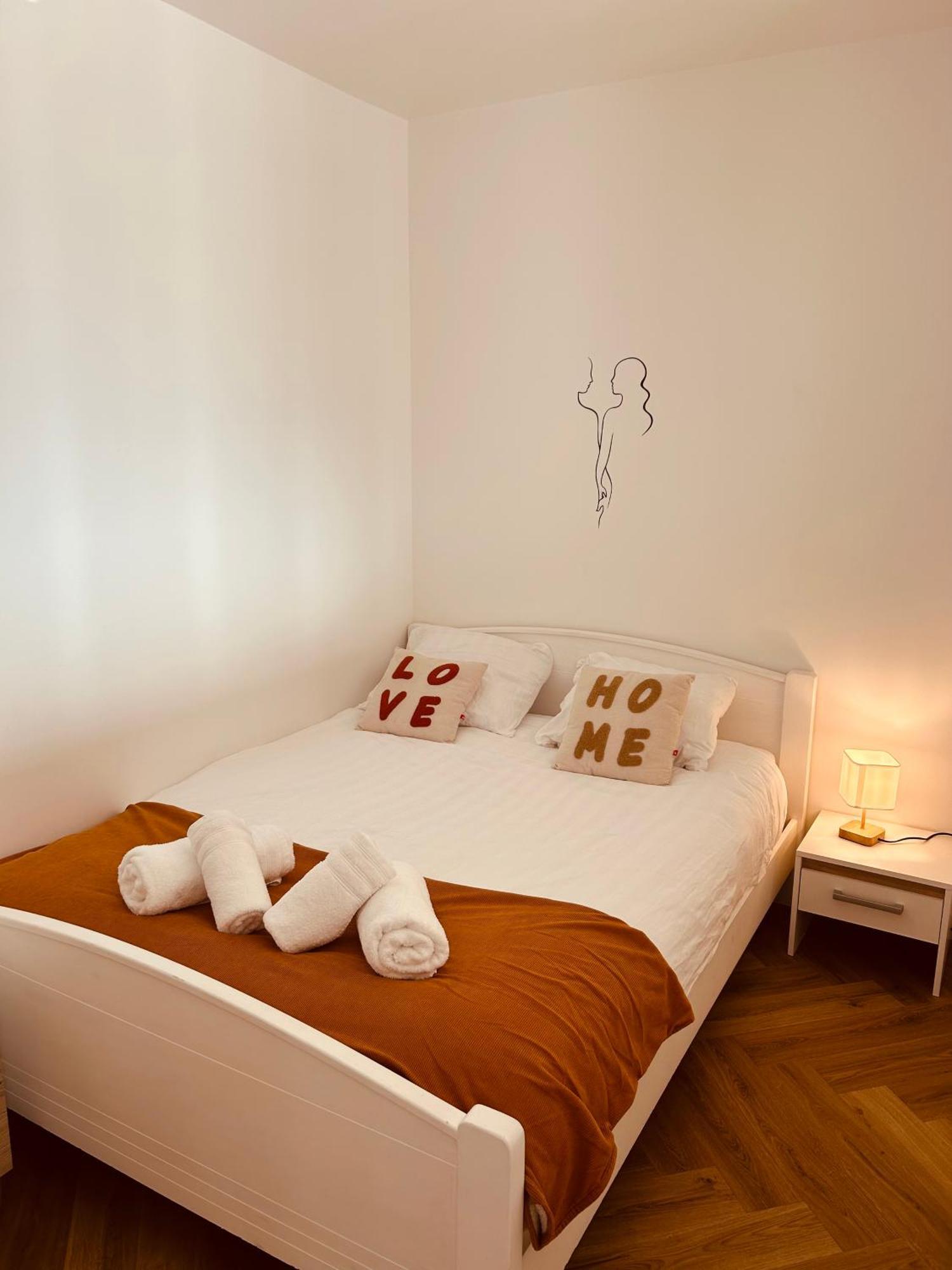 Agreable Studio Chantilly Avec Balcon Et Parking Securise Pau Eksteriør billede