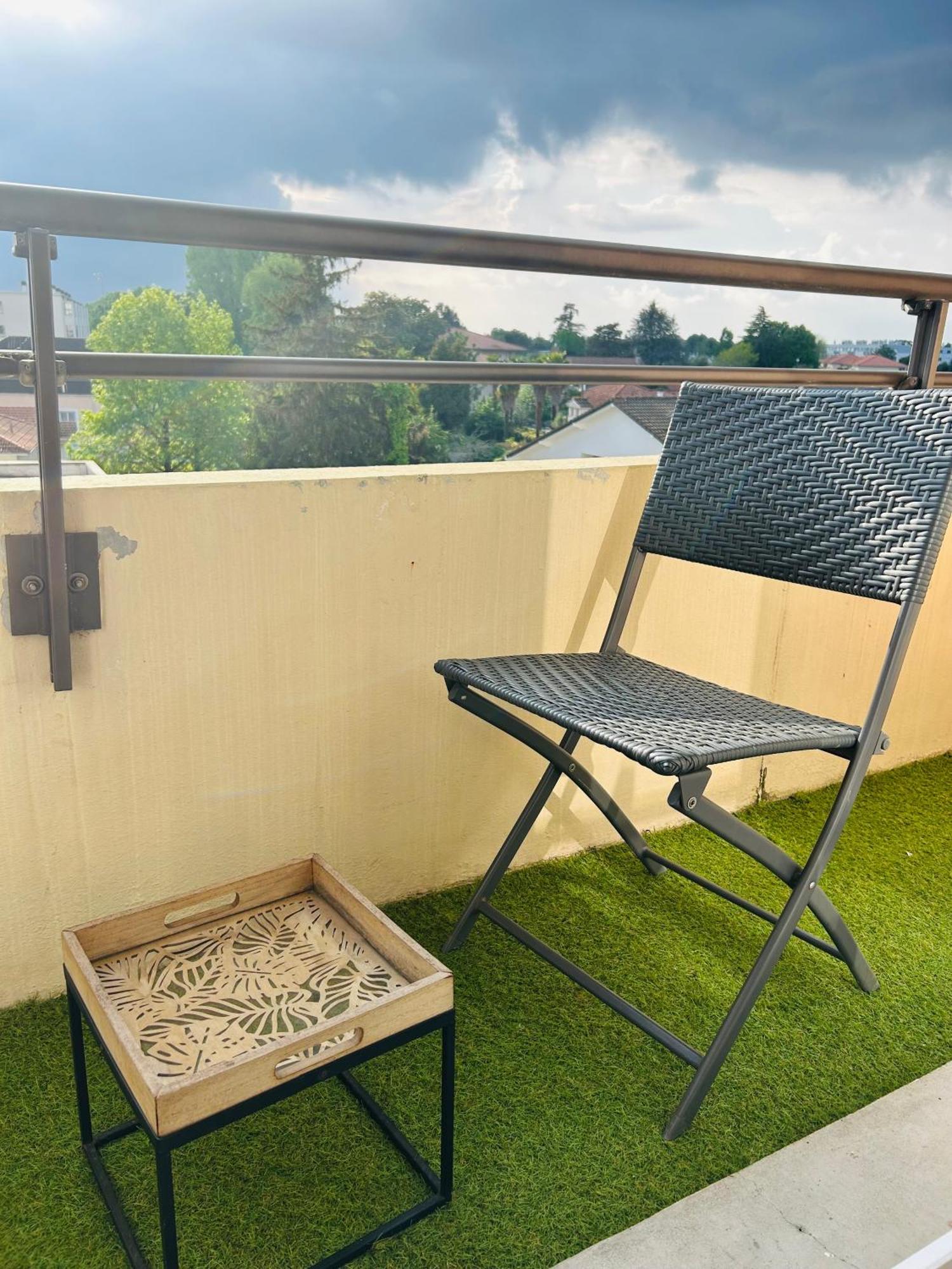 Agreable Studio Chantilly Avec Balcon Et Parking Securise Pau Eksteriør billede
